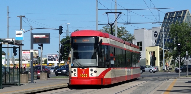 Bombardier NGT6 ev.č. 1005 v zastávce Wojska Polskiego. | 16.7.2015