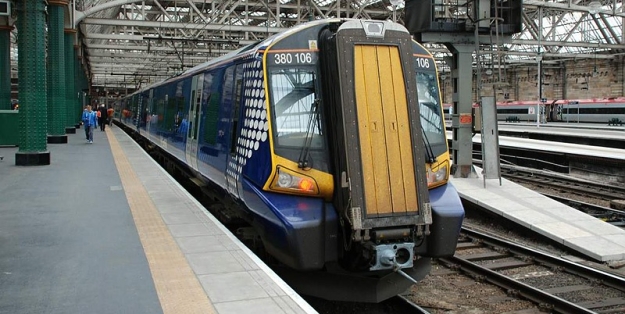 Glasgow je sice na druhé straně britského ostrova než můj oblíbený Edinburgh, ale ono to zase není tak daleko. Za hodinu a 12 liber se sem dostanete tímhle vláčkem. | 13.6.2014