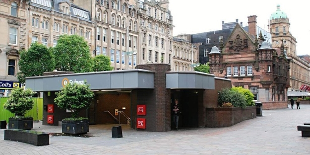 Ale nádraží tu rozhodně nepatřilo mezi mé cíle. Mezi dva hlavní patřilo rozhodně místní metro. | 13.6.2014