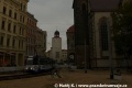 Po provizorní jednokolejce projíždí souprava vozů KT4D #306+#309, v pozadí s kostelem Frauenkirche. Všimněte si, že i po rekonstrukci zde zůstane zachována křižovatka s větví, umožňující případné pokračování tratě ve směru do Polska. | 28.10.2018