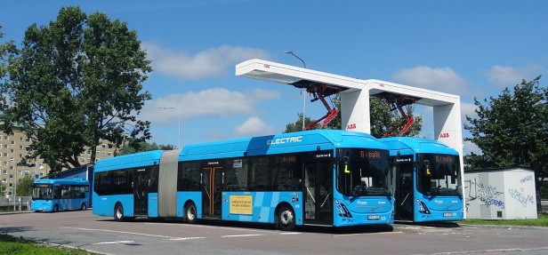 Dobíjecí místa ve smyčce Marklandsgatan využívají 2 ze 172 elektrobusů Volvo 7900EA. Göteborg je největším provozovatelem těchto vozů na světě. | 18. 7. 2024