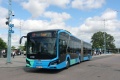 Dopravní uzel Hjalmar Brantingsplatsen opouští 18metrový elektrobus MAN Lion's City. | 18. 7. 2024