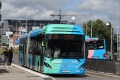 V dopravním uzlu Hjalmar Brantingsplatsen odbavuje cestující hybridní autobus Volvo 7900A. Zatímco zelený pruh by měl označovat autobusy rychlých a kapacitních spojení, růžový pruh by měl označovat autobusy speciální, mimořádné atp. | 18. 7. 2024