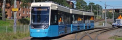 U zastávky Allhelgonakyrkan byl zachycen obousměrný vůz Bombardier/Alstom Flexity #491. Zatímco trať směřující vpravo pokračuje do čtvrti Bergsjön, trať vlevo končí nedalekou smyčkou. | 19. 7. 2024