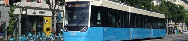 Do zastávky Kungsportsplatsen přijíždí vůz Bombardier/Alstom Flexity #509. | 19. 7. 2024
