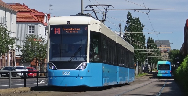 Do centra míří vůz Bombardier/Alstom Flexity #522, který právě obsloužil zastávku SKF. | 19. 7. 2024