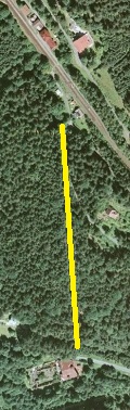 Trasa lanové dráhy vyznačená žlutou čarou na náhledovém snímku je dodnes na leteckém snímku patrná znatelným průsekem mezi stromy.
