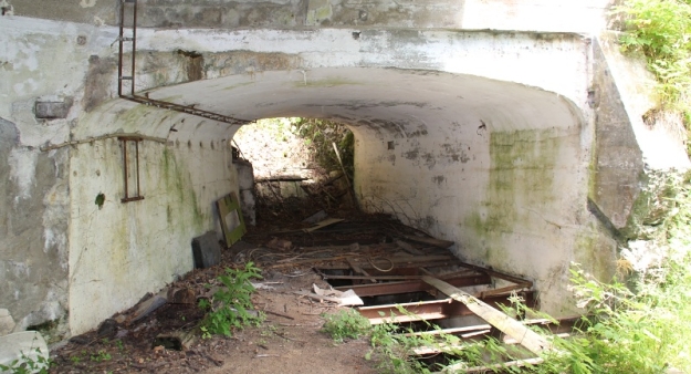 Dolní stanice nákladní lanové dráhy se nacházela v tunelu pod silnicí z Hamrů na Špičácké sedlo, v pravé části se v podzemí pravděpodobně nacházel pohon lanovky. | 12.7.2013