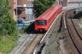 Souprava metra Valmet M100 vedená jednotkou #127 před stanicí Sörnäinen/Sörnäs. | 2.8.2022