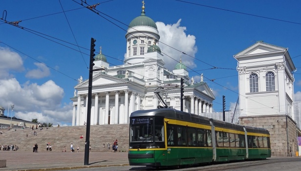 Kolem místní evangelické katedrály projíždí Škoda Transtech Artic #415. | 2.8.2022