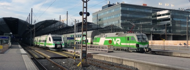 Kromě příměstských vlaků hlavní nádraží v Helsinkách využívají i dálkové vlaky. Na snímku je zachycen vlak Pendolino a dálková push-pull souprava. | 4.8.2022