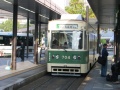 Vůz 704 vyrobený roku 1982 manipuluje na jedné ze tří úvratí u hlavního nádraží v Hirošimě | 30.10.2008