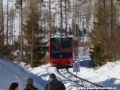 Od středové výhybny k dolní stanici klesá vůz č.1 pozemní lanové dráhy Starý Smokovec-Hrebienok. | 29.1.2012