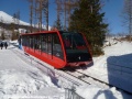 Od středové výhybny k dolní stanici klesá vůz č.1 pozemní lanové dráhy Starý Smokovec-Hrebienok. | 29.1.2012