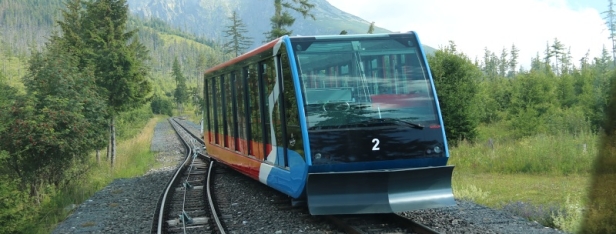 Vůz číslo 2 pozemní lanové dráhy na Hrebienok ve výhybně. | 9.7.2018