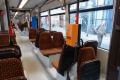 Interiér vozu GT6M-ZR ev.č. 633. Potěší automaty na jízdenky, dostatek místa k sedění a pouze miniaturní schůdek k sedačkám. | 22.11.2014
