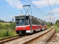 Nízkopodlažní spoj linky R1 obsazený vozem KT8D5R.N2 ev.č.521 u zastávky Valcovne U.S.Steel. | 14.7.2012