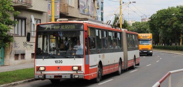 Trolejbus Škoda 15 Tr 13/7M ev.č.1020 z roku 1998 u zastávky Dom umenia. | 14.7.2012