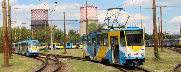 V čele kolony tramvají očekávajících zahájení dopravní špičky od železáren do Košic stojí souprava vozů T3SUCS #408+409. Odstavena byla v dubnu 2015. Na kolejové spojce pak osamoceně vyčkává sólo vůz T6A5 #607. | 27.6.2014