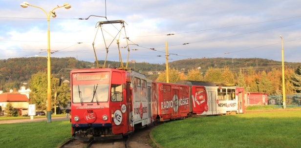 Vůz KT8D5 ev.č.508 vyčkává ve smyčce Havlíčkova v podobě záložního vlaku na svou příležitost. | 18.10.2014