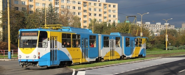 Vůz KT8D5 ev.č.537 vypravený na linku 9 míjí výjezd z vozovny tramvají. | 18.10.2014