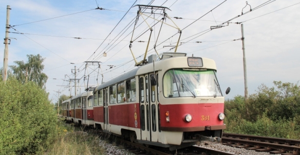 Trojice vozů T3SUCS ev.č.381+383+418 poté, co setřásla vůz VarioLF2+, pózuje u kolejových spojek před zastávkou Perešská. | 23.8.2015