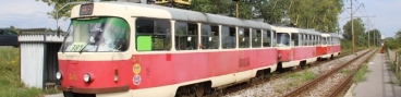 Trojice vozů T3SUCS ev.č.381+383+418 pózuje v zastávce Perešská. | 23.8.2015