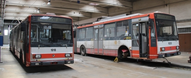 Trolejbusy Škoda 15 Tr 13/7M ev.č.1018 a 1020 z poslední dodávky roku 1998 odstavené ve vozovně. | 21.8.2015
