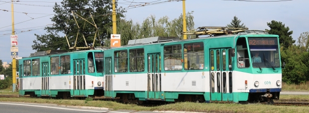 Během našeho prázdninového putování Slovenskem jsme získali informace, že poměrně jednotvárné vypravení košických tramvají doplňují také čtyři vozy T6A5. Byla pro ně vytvořena dvě speciální pořadí, aby pouze nestály ve vozovně a tyristorová výzbroj neodešla do věčných lovišť. Cíl jednoho z výletů tedy byl jasný. Košice a lov beze zbraně. Podařilo se. Souprava vozů T6A5 #604+#605 z roku 1991 s předchozím jednotným košickým tyrkysovo bílým lakem na lince R2 míjí při jízdě na železárny manipulační vjezd do košické vozovny ústící na Moldavskou cestu. | 6.8.2020