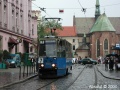 V centru města stihla fotografa nepřízeň počasí. V dešti je zachycen sólo vůz ev.č.383 na lince 7 u zastávky Pl. Wszystkych Swietych | 10.8.2004