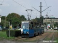 Jedna z mnoha okružních křižovatek s protažením tramvaje středem - Rondo Grzegorzeckie a souprava vozů ev.č.405+406 na lince 1. Na většině vozů jsou kromě běžného transparentu také opakována čísla linky vnější velikou cedulí vyvěšenou zvenku na čele vozu. Rovněž pořadové označení vlaku na lince se na vozech 105Na vyvěšuje zvenku | 10.8.2004