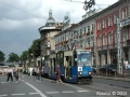 S tramvajemi Konstal 105Na se rozloučíme snímkem třívozové soupravy linky 4 v zastávce Dworzec Glowny. Výstup a nástup cestujících zde probíhá před křižovatkou přes dva řadící pruhy frekventované komunikace. Prostorové uspořádání komunikace by přitom jistě umožňovalo zřízení nástupního ostrůvku... | 10.8.2004