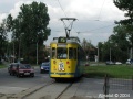 Vůz ev.č.191 na lince 15 právě opouští tramvajovou okružní křižovatku Rondo Mogilskie a vynucuje si přednost před automobily na vnějším okruhu. Pro řidiče neznalého poměrů velmi zajímavá situace | 10.8.2004