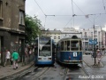 Míjení nové tramvaje NGT6 ev.č.2005 s vlečným vozem B4 ev.č.542 ukazuje generační posun v designu tramvají. Na záběru u zastávky starowislna je též jasně vidět Krakowské provedení návěsti s omezením rychlosti na křižovatce. Na některých místech je vyvěšena i rychlost 5 km/h | 10.8.2004