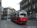 Druhý snímek tramvaje E1 ev.č.101 na lince 7 pochází ze zastávky Pedzichow v ul. Dluga. V současné době je již provozováno více vozů tohoto typu a jsou opatřovány modrobílým městským nátěrem ve stejném provedení, jako na vozech GT6 | 10.8.2004