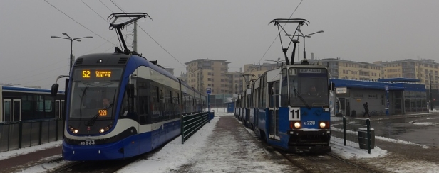 Pesa 2014N Krakowiak #933 a souprava Konstalů 105Na #220+230 ve smyčce Czrewone Marki. | 8.2.2018