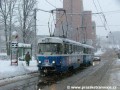 Souprava vozů T3 ev.č.40+34 vypravená na linku 2 stanicuje za hustého sněžení v zastávce Rybníček | 30.1.2004