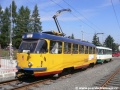 Z města se v protisměru do zastávky Dolní Hanychov přiblížila souprava vozů T3M ev.č.83+82 vypravená na linku 3. Oba vozy byla vyrobeny v roce 1963 a až do roku 1997 sloužily v pražských ulicích pod ev.č.6238 a 6241. | 17.8.2006