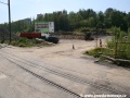 Z výhybny Textilana je provozovaná již jen jedna kolej, druhá byla odpojena a zachována na místě, v pozadí pro vykukuje násep budované napřímené přeložky tramvajové tratě. | 6.5.2011