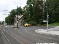 Blíže k Liberci autobusy vjíždí z vozovky Jablonecké ulice na těleso tramvajové tratě v prostoru překombinované světelně řízené křižovatky... | 13.9.2011