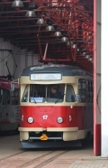 Z vrat vozovny na nás vykukuje ex ostravský vůz T2R, který v rámci oslav sta let hanychovské tratě získal statut muzejního vozidla. Pochází z roku 1961, 
kdy byl dodán, ještě jako vůz T2, do Ostravy, kde roku 1985 prošel rekonstrukcí na typ T2R a v provozu se udržel do konce roku 1997... | 6.10.2012