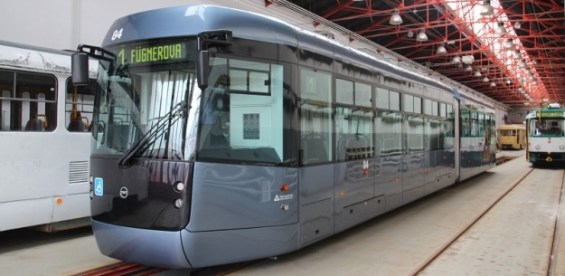 Veřejnosti se v tento den předvedla také zbrusu nová liberecká tramvaje EVO2, nízkopodlažní vůz, jenž „přebral“ prvnímu vozu RT6N1 jeho liberecké ev.č.84. | 6.10.2012