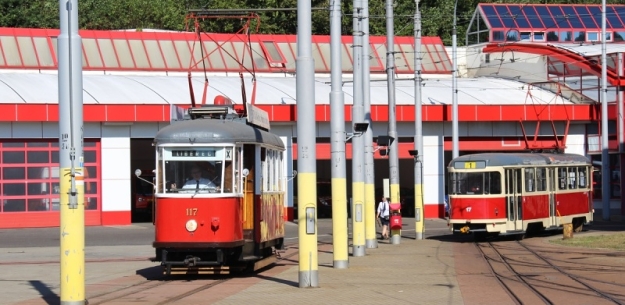 Setkání muzejních vozů 6MT ev.č.117 s vozem T2 ev.č.17 v areálu liberecké vozovny tramvají. | 7.9.2013