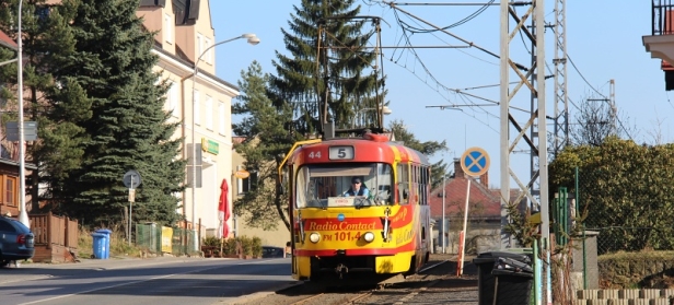 K výhybně Lékárna se od Vratislavic blíží vůz T3 ev.č.44 z roku 1973 na lince 5. | 11.3.2014