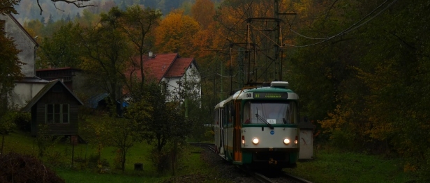 Pestře zabarvené stromy, mlha a dunění soupravy zrychlovačů T3SU ev.č.58+T3SUCS ev.č.62 dotváří tuto ponurou atmosféru mezi Kyselkou a Vratislavicemi. | 25.10.2016