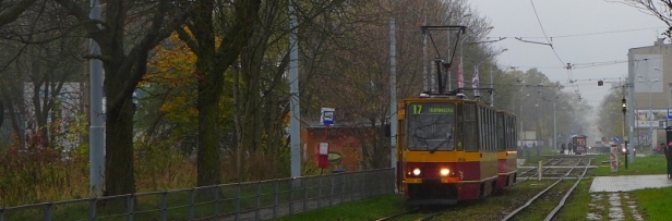 Souprava Konstalů 805Na ev.č.2639+2640 odjíždí ze zastávky Konstytucyjna. | 27.10.2017