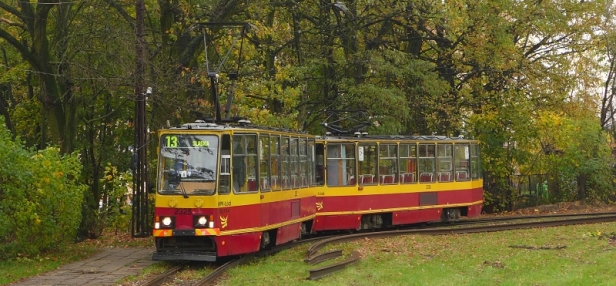 Souprava Konstalů 805Na #2325+2326 stojí ve smyčce Teofilów. | 27.10.2017