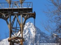 Za zachovalou podpěrou číslo 1 visuté lanové dráhy na Skalnaté Pleso prozírá cíl visutých lanovek. Lomnický štít, na nějž takřka v přímce tříúseková visutá lanová dráha mířila. | 29.1.2012