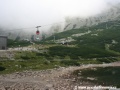 Kabinka visuté lanové dráhy na Lomnický štít se v letních měsících nezastaví, ostrý obrat v každé z cílových stanic způsobuje, že jezdí co patnáct minut nahoru a dolů... | 21.8.2008