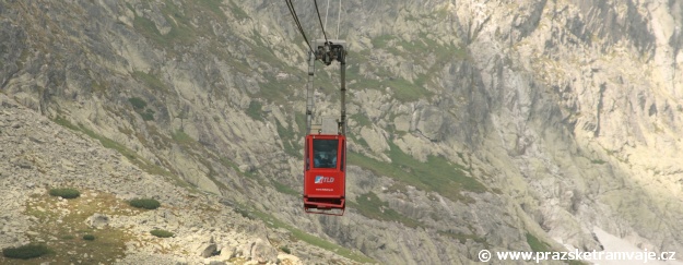 Kabinka visuté lanové dráhy zavěšená na dvě nosná lana stoupá k vrcholu Lomnického štítu | 21.8.2008